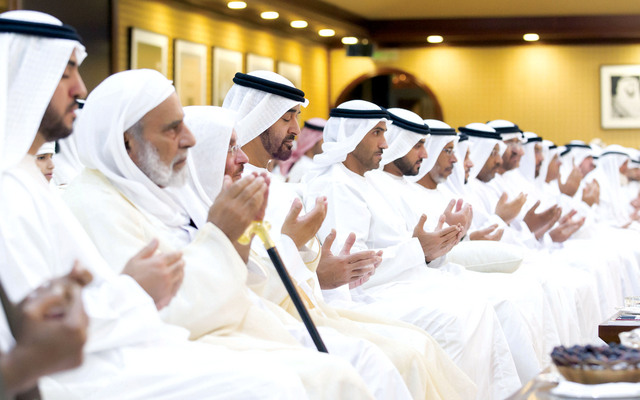 "محمد ونهيان بن زايد وعدد من المسؤولين والعلماء يبتهلون الى الله بالدعاء \t(وام)"