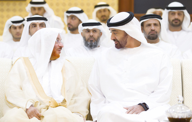 "محمد بن زايد يتبادل الحديث مع أحد العلماء"