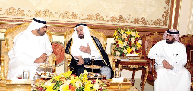 "حاكم الشارقة خلال استقباله محمد الشرقي بحضور طالب بن صقر القاسمي\tوام"