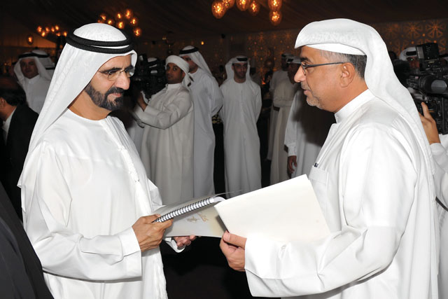 "محمد بن راشد يتسلم من محمد الجوكر الملف التوثيقي لمسيرة الكرة الإماراتية على مدى 50 عاماً"