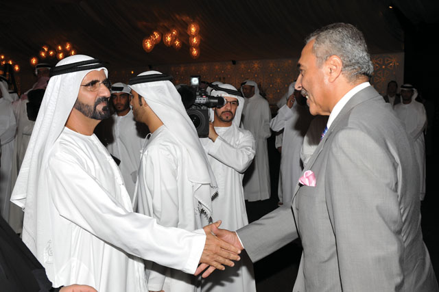 "نائب رئيس الدولة يصافح رفعت بحيري رئيس القسم الرياضي في «البيان»"