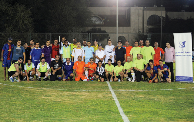 "لقطةجماعية للفرق المشاركة في بطولة جمعية الصحفيين من المصدر"