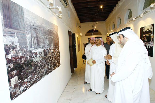 "عدد من رواد التصوير والمحترفين المحليين يستمعون لشرح بالحمر \t تصوير: غلام كركر"