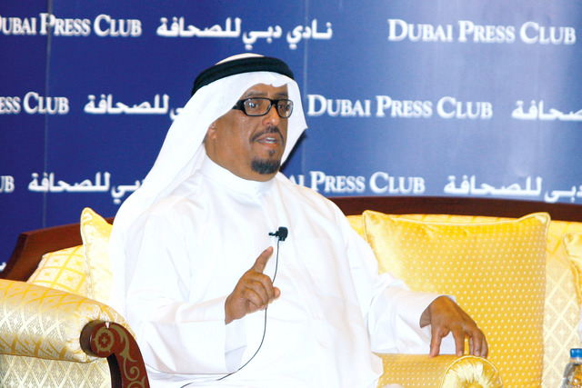 "ضاحي خلفان يتحدث خلال الجلسة الرمضانية"