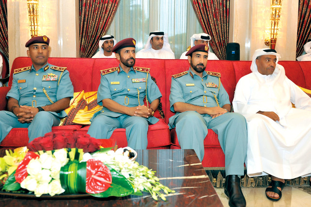 "سيف الشعفار وكبار ضباط وزارة الداخلية خلال اللقاء"