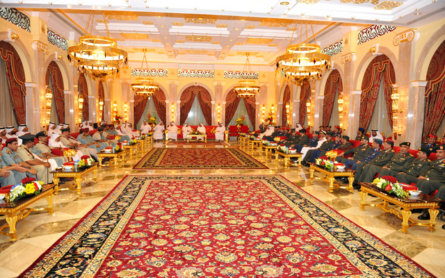 "محمد بن راشد لدى استقباله سيف بن زايد وخالد بن محمد بن زايد بحضور حمدان ومكتوم وأحمد ومنصور بن محمد وعبدالله المعلا والشيوخ وكبار ضباط القوات المسلحة والشرطة \t\t\t\t\t\t\t      تصوير: محمد هشام"