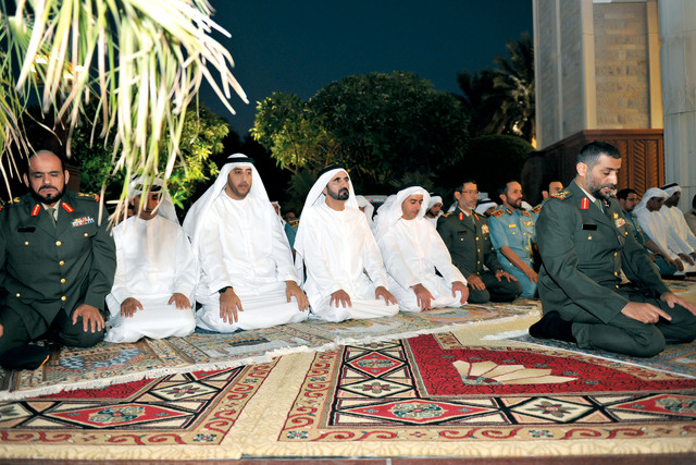 "محمد بن راشد يؤدي الصلاة وإلى جانبه سيف بن زايد وعبدالله المعلا وسعيد بن مكتوم وعبيد الكعبي وحمد الرميثي وكبار الضباط"