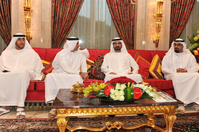 "محمد بن راشد لدى استقباله سيف بن زايد وخالد بن محمد بن زايد بحضور عبدالله المعلا"