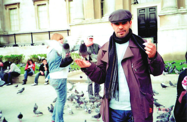 "حمد خلال إحدى جولاته السياحية"