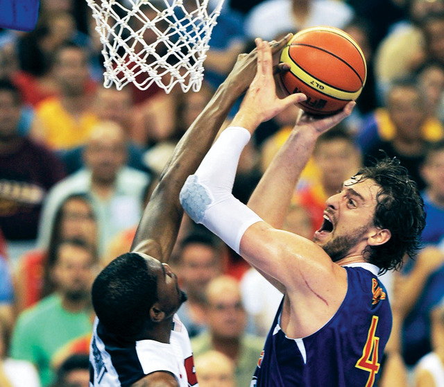 "بوغاسول أثناء لقاء سابق بين أميركا وإسبانيا ا ف ب"