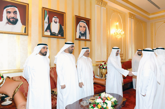 "حاكم الفجيرة وولي عهده خلال استقبال المنصوري وبن فهد والشعفار والمهنئين وام"