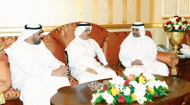 "حاكم الفجيرة خلال استقباله المنصوري وبن فهد وام"