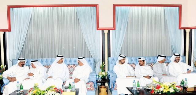 "حاكم أم القيوين وولي عهده خلال استقبال الشيوخ والمهنئين\t\tوام"