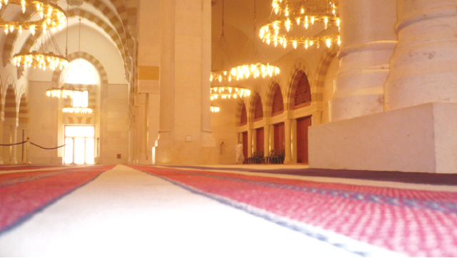 "المسجد من الداخل رحابة في المساحة واتساع يضم الجميع"
