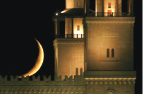"هلال رمضان يضيء المكان لتشع النفس بالايمان"