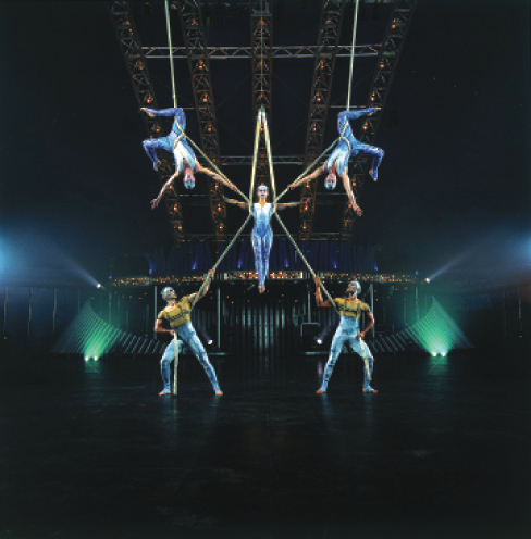 "مهارات وحركات معبرة وأدوات بسيطة تصوغ أجمل العروض"