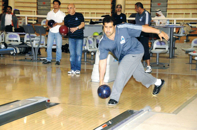 "محمد خليفة القبيسي في مقدمة المشاركين في بطولة البولينغ \tتصوير: مجدي اسكندر"
