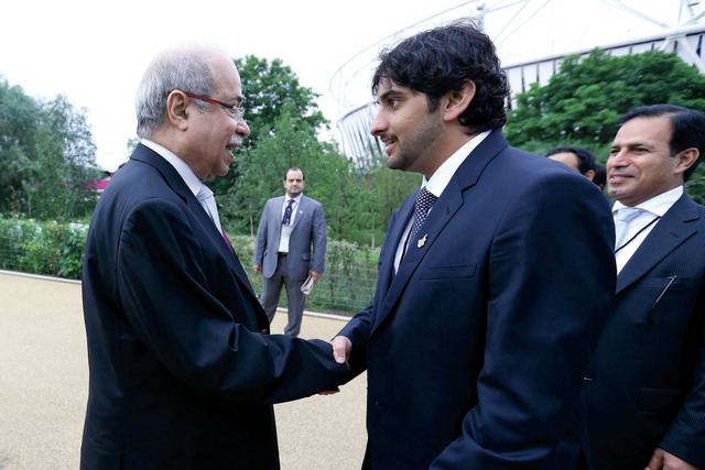 "احمد بن محمد يصافح عيسى بن راشد"