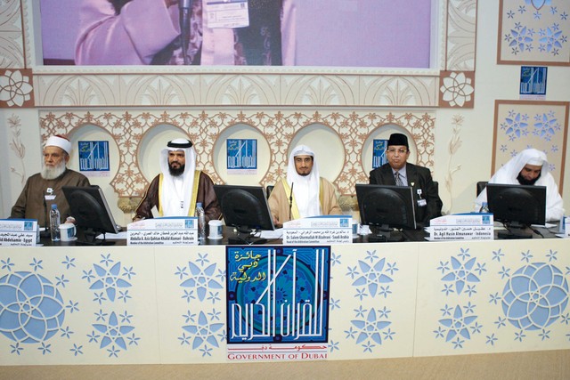 "لجنة التحكيم تختبر أحد المتسابقين تصوير ـــ موهان"