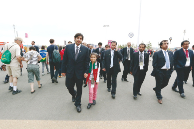 "أحمد بن محمد خلال زيارته وفد الإمارات"