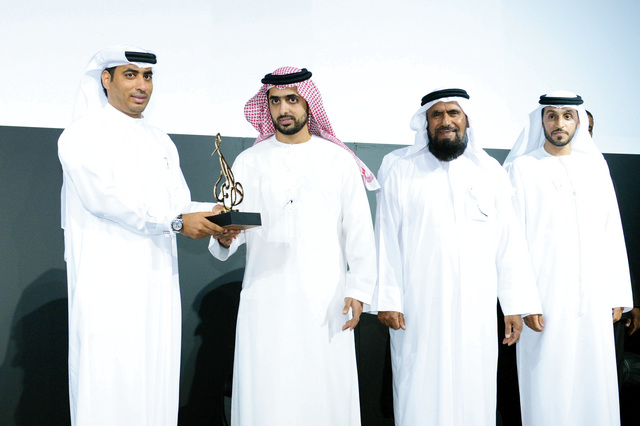 "محمد بن جمعة ال مكتوم يكرم الزميل سامي الريامي"