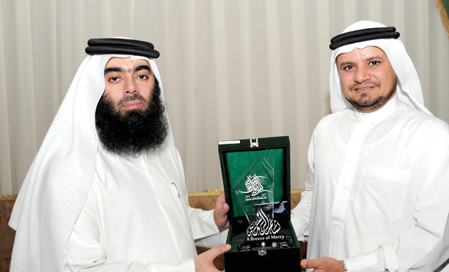 "بن مجرن يكرم عبدالله الكمالي من المصدر"