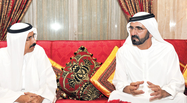 "محمد بن راشد يتجاذب أطراف الحديث مع محمد المر"