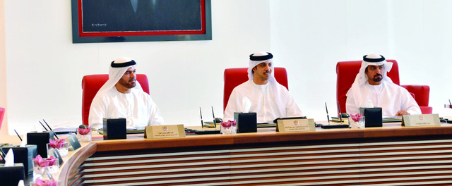"منصور بن زايد وحمدان بن مبارك والقرقاوي خلال اجتماع المجلس الوزاري للخدمات وام"