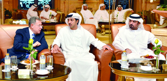 "منصور بن زايد خلال استقباله فؤاد السنيورة بحضور حمدان بن مبارك"