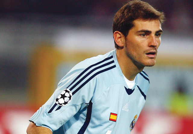 "كاسياس حارس ريال مدريد\tارشيفية"