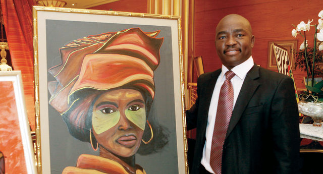 "هيمسلف بجانب أحد أعماله"