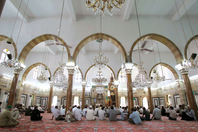 "الجميع في انتظار اقامة الصلاة طاعة لله سعيا للتوبة ورجاء للمغفرة"
