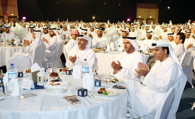 "هزاع بن زايد خلال حضوره الامسية الرمضانية لموظفي حكومة أبوظبي\t وام"
