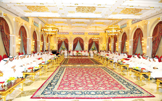 "محمد بن راشد لدى استقباله محمد بن زايد بحضور حمدان ومكتوم بن محمد وسيف ومنصور بن زايد ومحمد المر والوزراء ورؤساء ومديري الدوائر والأعيان"