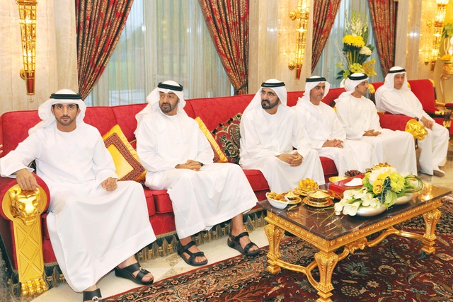 "محمد بن راشد لدى استقباله محمد بن زايد بحضور حمدان بن محمد وسيف ومنصور بن زايد والفطيم"