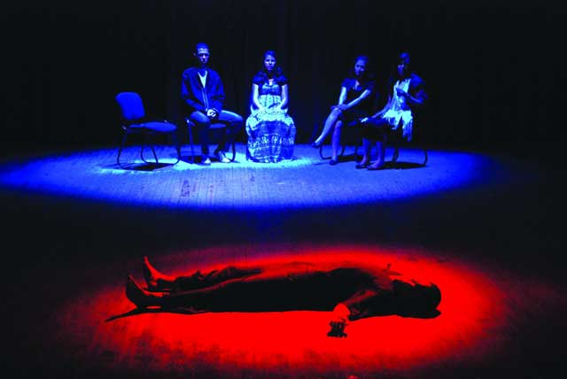 "لقطة من مسرحية \" سرير الغربية\" المأخوذ عن نصوص للشاعر الراحل محمود درويش ومن إخراج سعيد الناجي تصوير:غلام كاركر"