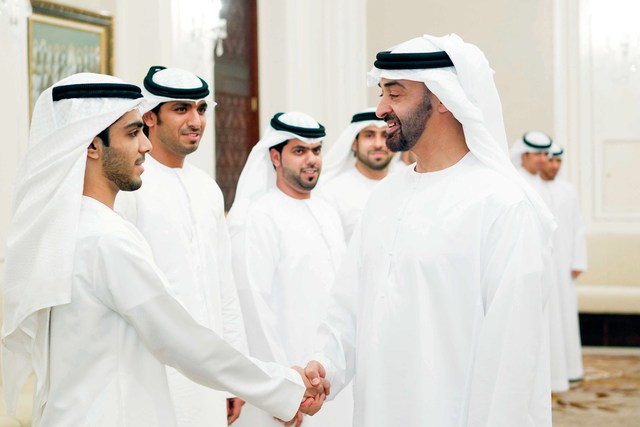 "محمد بن زايد يتبادل الحديث مع الطلبة"