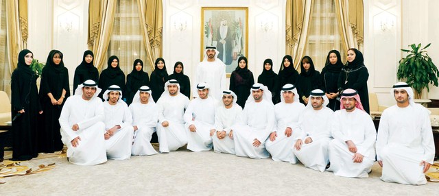 "محمد بن زايد يتوسط طلبة برنامج سفراء شباب الإمارات \t\t وام"