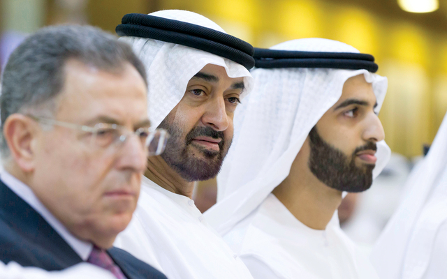"محمد بن زايد يتوسط محمد بن سعود وفؤاد السنيورة"