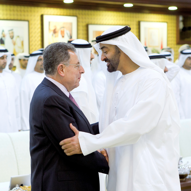 "محمد بن زايد يصافح السنيورة"