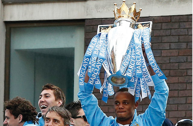 "مانشيني و كامباني خلال احتفالات مان ستي ببطولة الدوري الانجليزي\t\t (أرشيفية)"