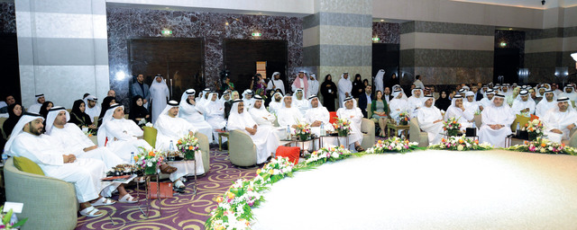 "وكيل دائرة التنمية الاقتصادية وعدد من المسؤولين والمواطنين في برزة أبوظبي البيان"