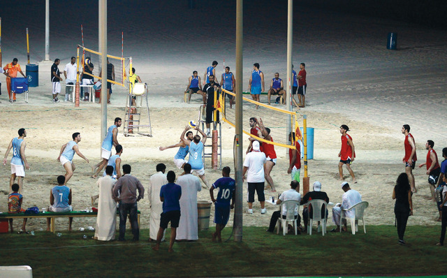 "ملاعب الطائرة تستقطب نجوم اللعبة المواطنين تصوير: سالم خميس"