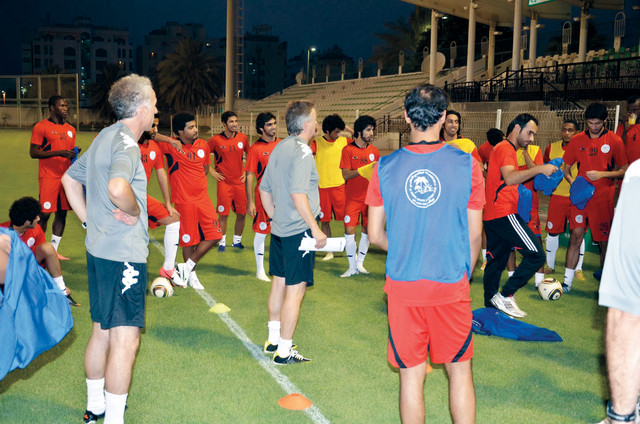 "حاجي مدرب الظفرة يتحدث إلى اللاعبين قبل التدريب من المصدر"