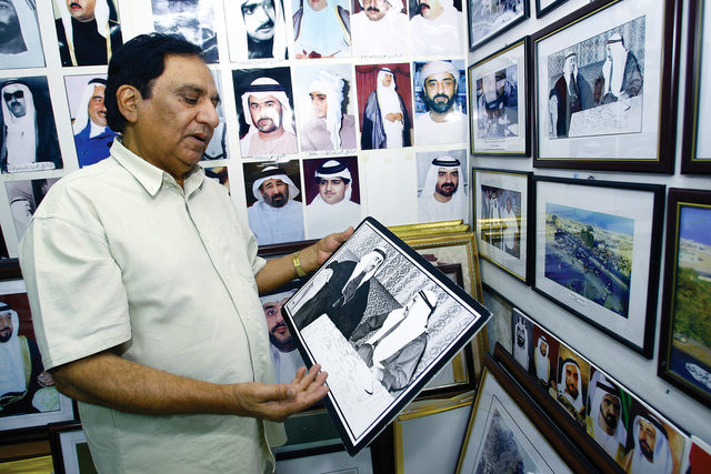 "حميد دوراني يستعيد بصوره الكثيرة مواقف وذكريات لا تنتهي\tتصوير غلام كاركر"