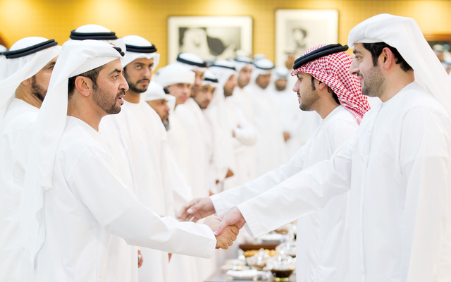 "حمدان بن زايد يصافح عددا من الحضور"