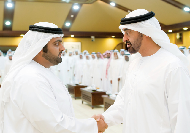 "محمد بن زايد يصافح ولي عهد الفجيرة\t وام"