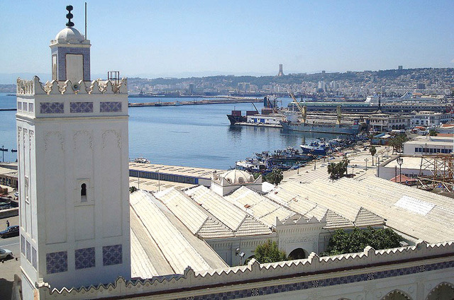 "المسجد الكبير بالجزائر اطلالة على الماء تعانق السماء"