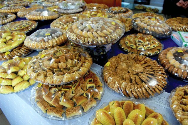 "تشكيلة من الحلويات العربية"