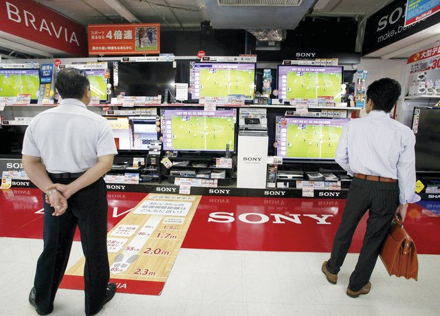 "أحد متاجر سوني في طوكيو حيث تتراجع مبيعات الإلكترونيات رويترز"